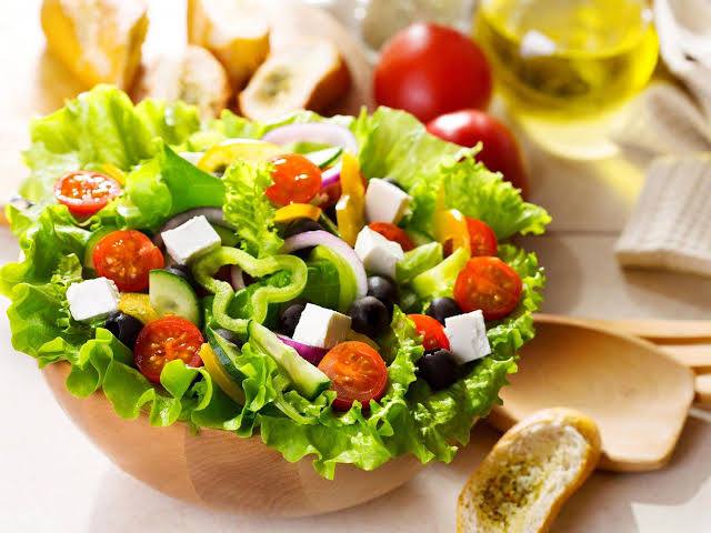 Read more about the article Eating Salad? Here are some health benefits of salads that you must know.